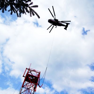 Авиационный монтаж башен связи в горах Карачаево-Черкесии